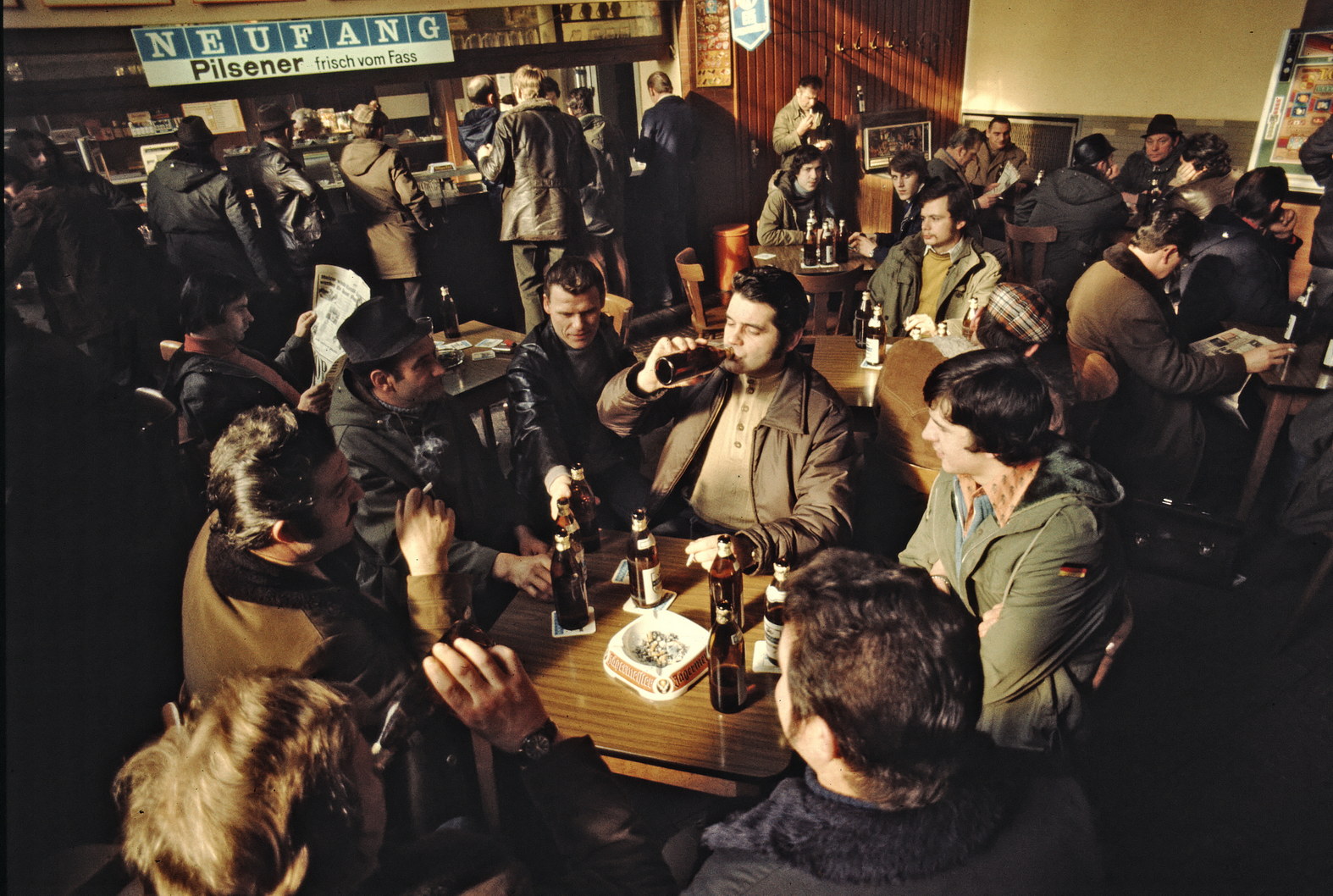 Kneipenszene zum Schichtwechsel im Jahr 1978. Viele Arbeiter trinken Bier.