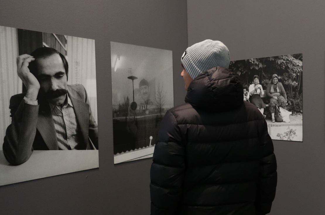 Besucher beim Betrachten der Fotos vom Mehmed Ünal 2