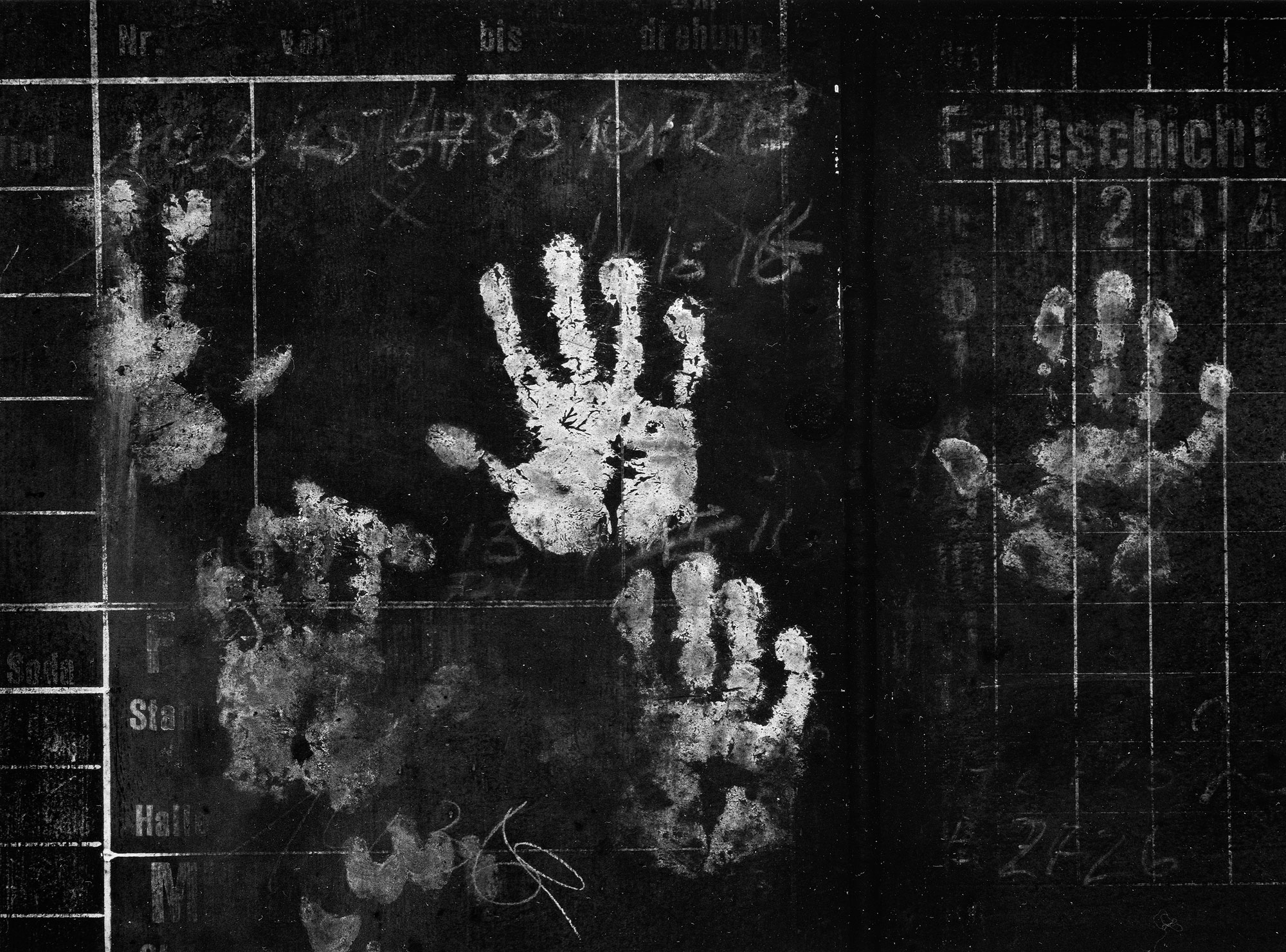 Dieter Walter Kreide Handabdruecke auf Schichttafel