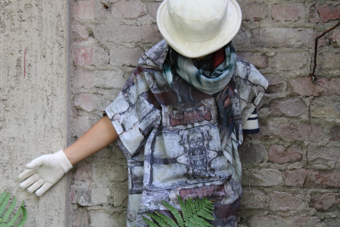 Huettecouture: Kinder werden zum Hütten-Chamäleon und verschmelzen farblich mit der Huette