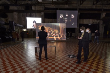 The World of music Video - Besucherinnen mit Maske vor Queen