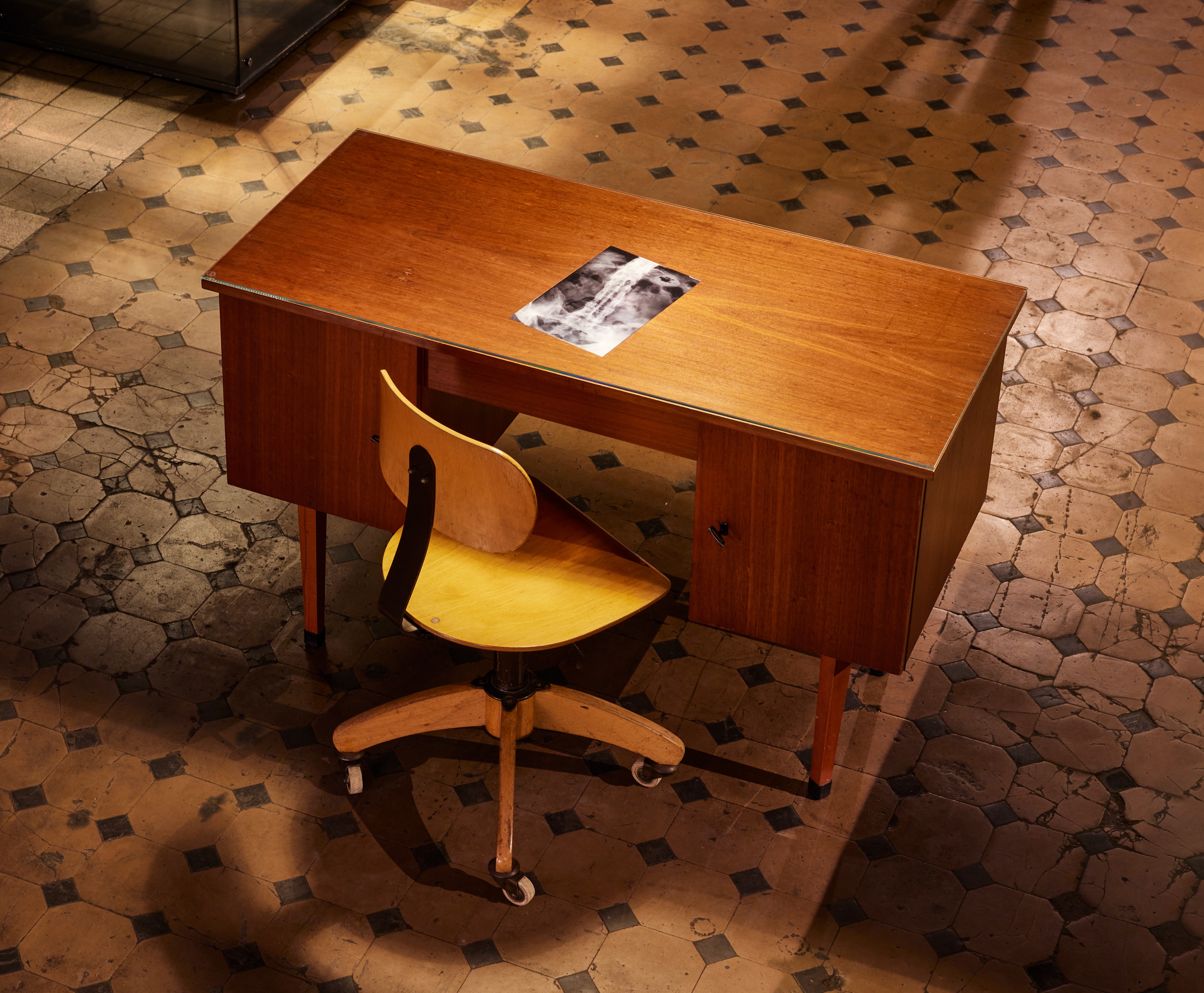 Schreibtisch von Christa Reinig mit Röntgenbild