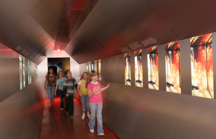 Kids im Feuer-Tunnel