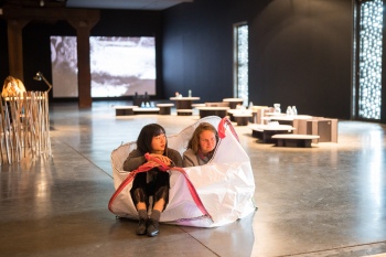 Pause in der Tragetasche